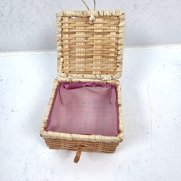 Vtg 1991 Avon Fanciful Floral Wicker Trinket Box Ribbon Fabric Roses Basket Only - Picture 3 of 7